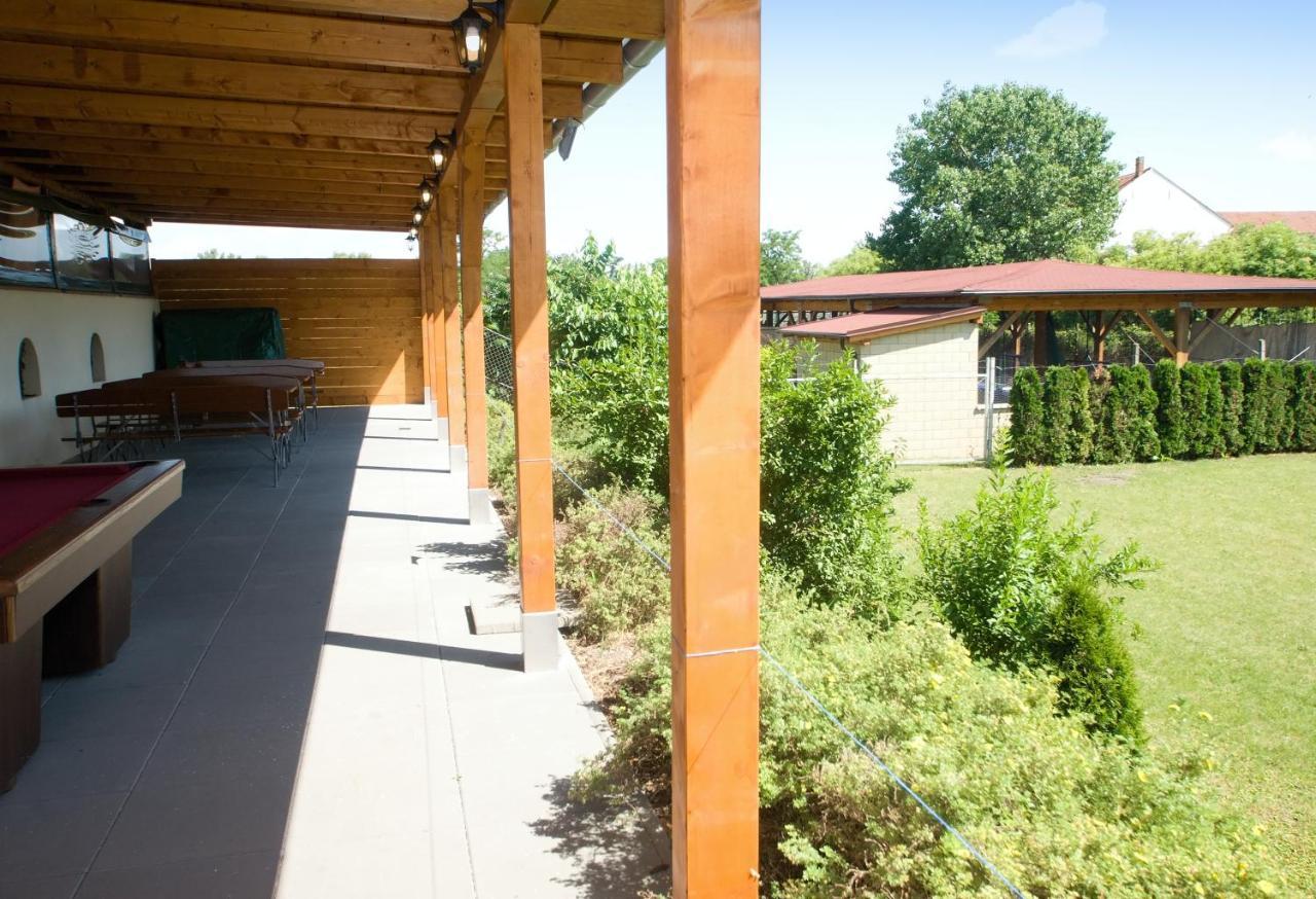 Penzion Kometa Pasohlávky Exterior foto